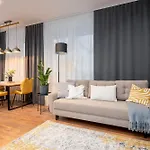 Apartman Urban Nest Rustic & Golden Superior By Bookinghost *